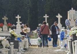 Las imágenes del día de Todos los Santos en el cementerio de Sevilla