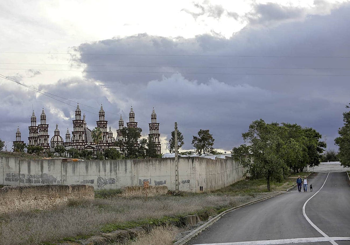 La basílica del Palmar de Troya, a las afueras del pueblo