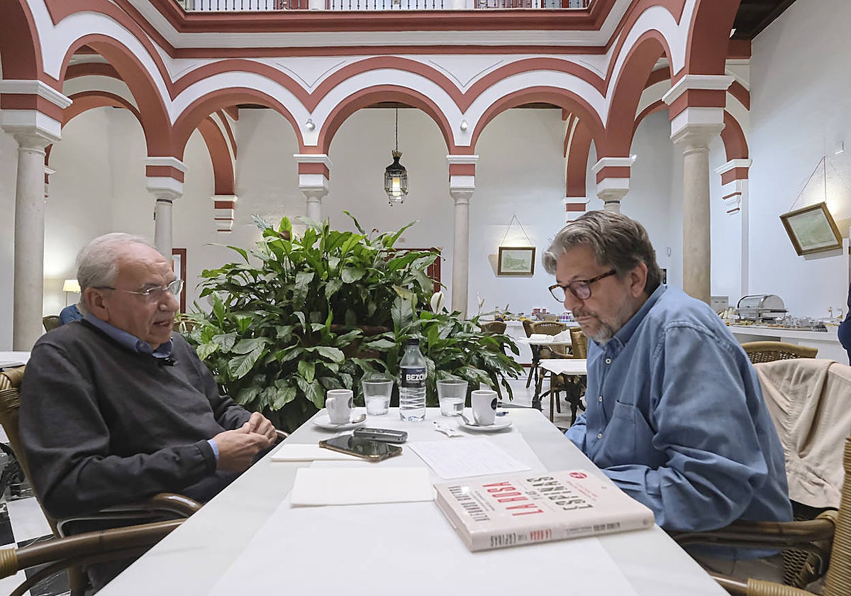 Alfonso Guerra con el periodista Ignacio Camacho en un momento de la entrevista