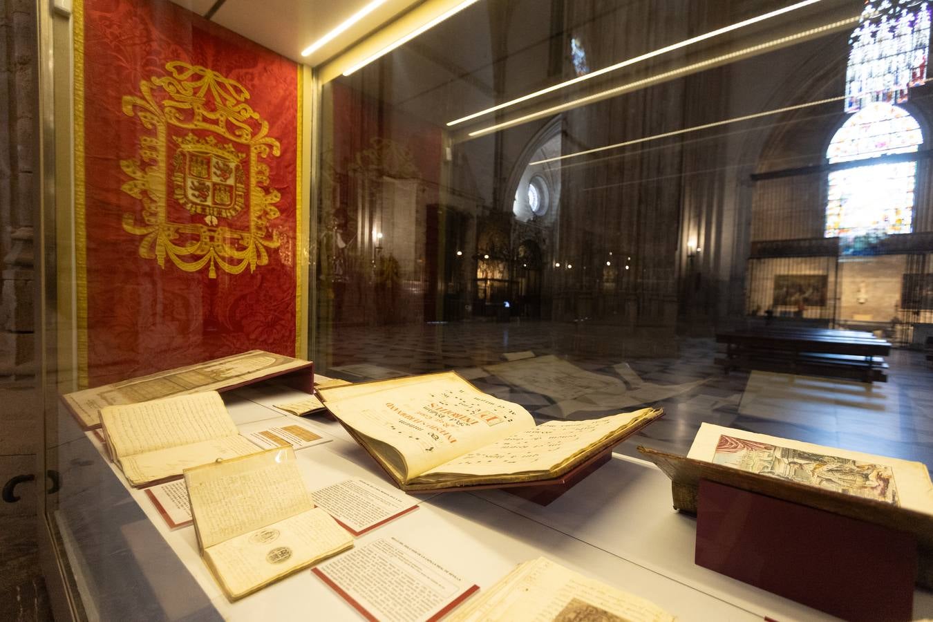 Alguno de los momentos de la inauguración de la exposición 'San Fernando, el que más teme a Dios' en la Catedral