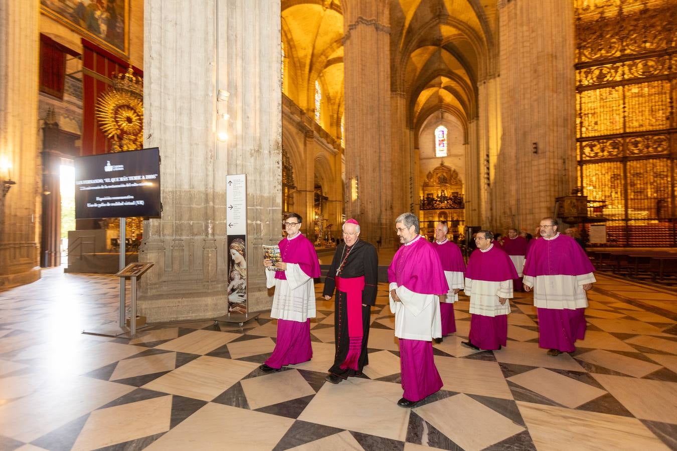 Alguno de los momentos de la inauguración de la exposición 'San Fernando, el que más teme a Dios' en la Catedral