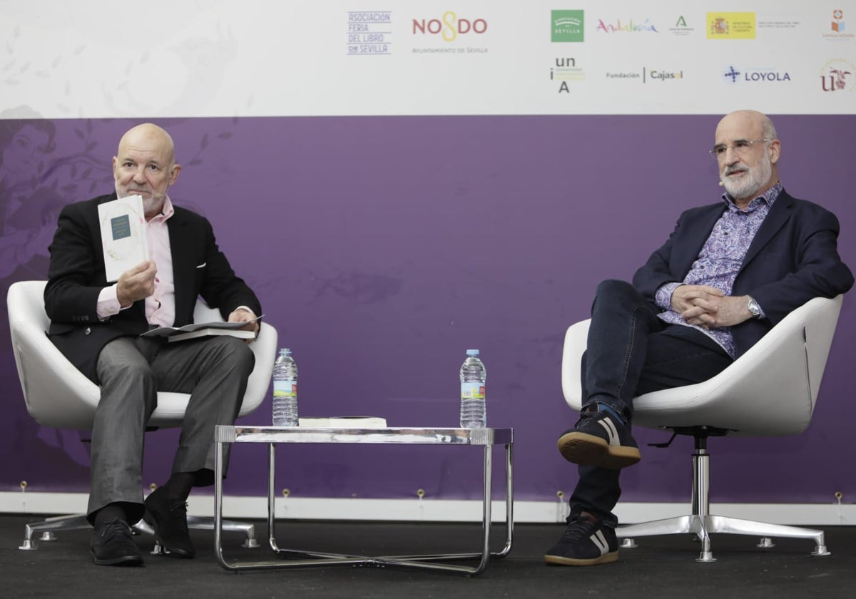 Jesús Vigorra y Fernando Aramburu durante el acto celebrado este sábado en la Feria del Libro de Sevilla