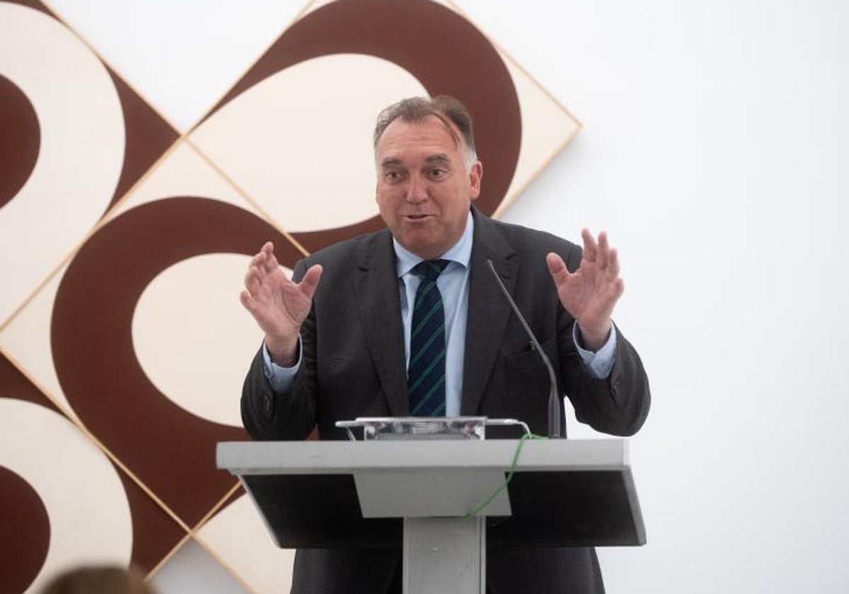 Arturo Bernal, durante la inauguración de una exposición dedicada a Manuel Barbadillo en el Centro Andaluz de Arte Contemporáneo