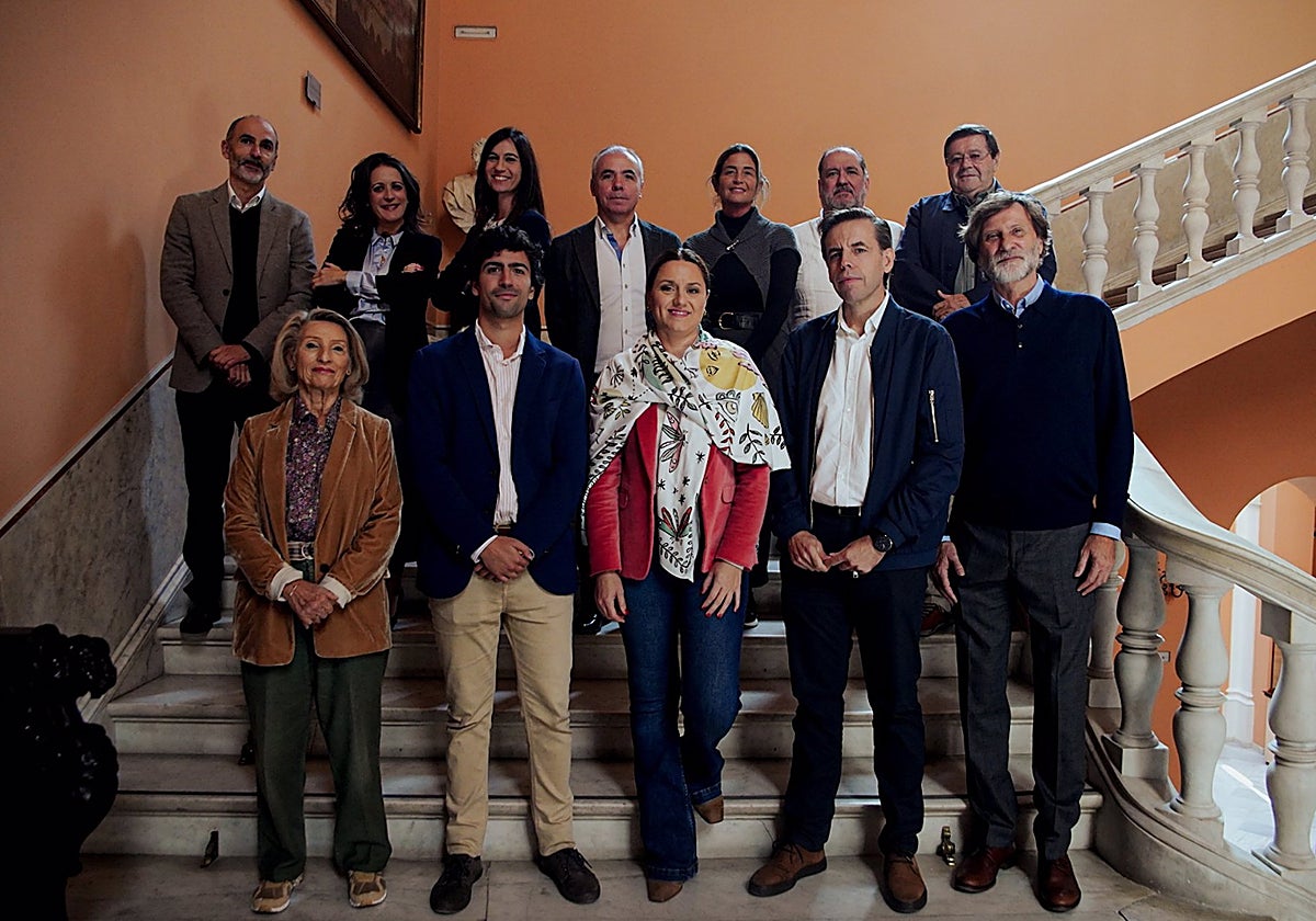 Minerva Salas y Luis Ybarra junto a los miembros del Consejo Asesor de la Bienal de Flamenco