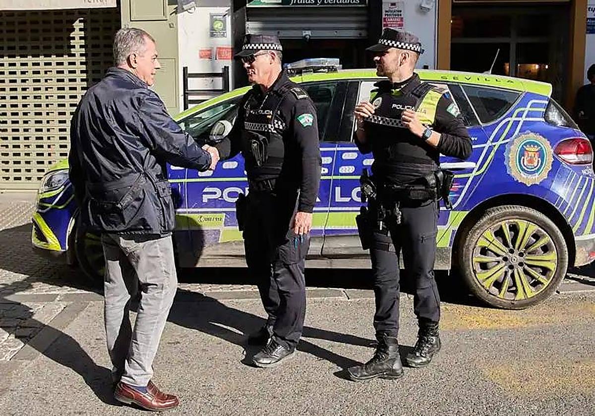 José Luis Sanz saludando a unos agentes en una imagen de archivo
