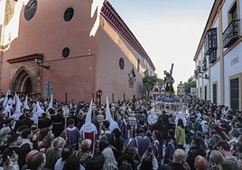 La agrupación Virgen de los Reyes se ofreció a tocar tras el Nazareno de las Siete Palabras con la mitad de sus componentes