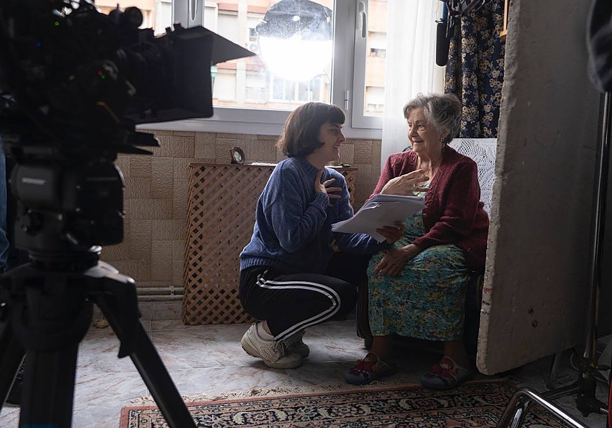 Guadalupe Fiñana, protagonista del corto, junto a su directora, Berta García-Lacht, durante el rodaje