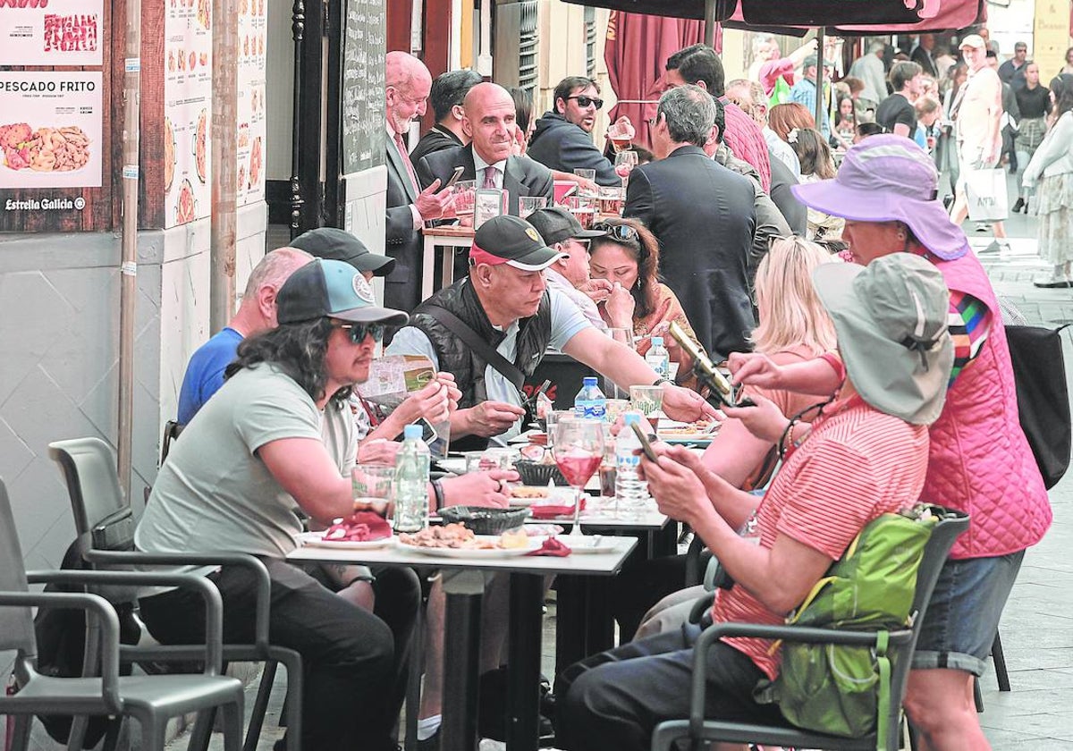 Veladores en una calle del centro de Sevilla