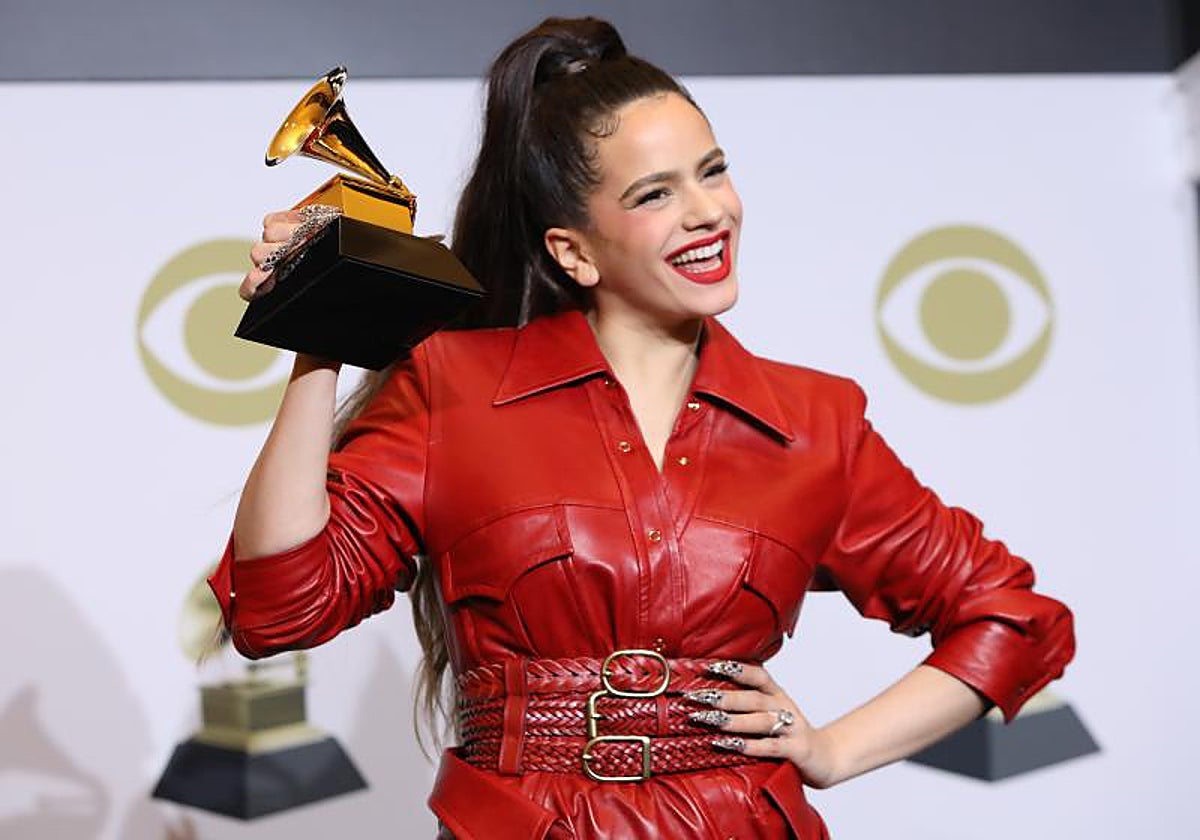 La española Rosalía con el premio Grammy que obtuvo en 2019