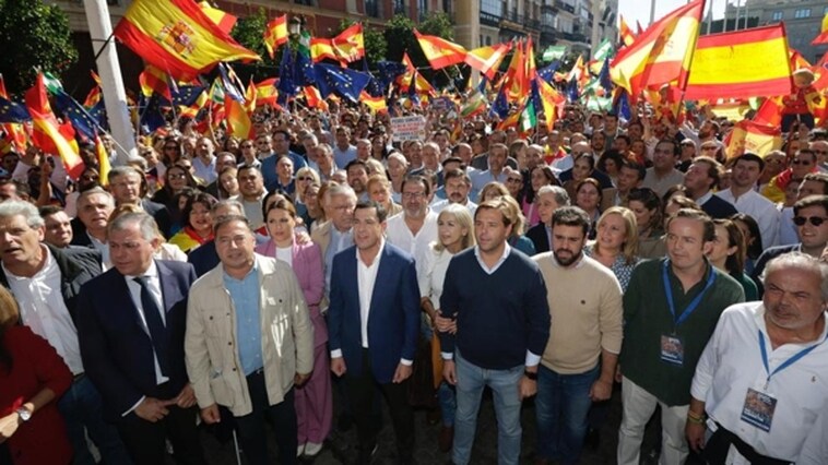 Unos 65.000 sevillanos claman contra los pactos de Pedro Sánchez: «Te vas a cargar España»