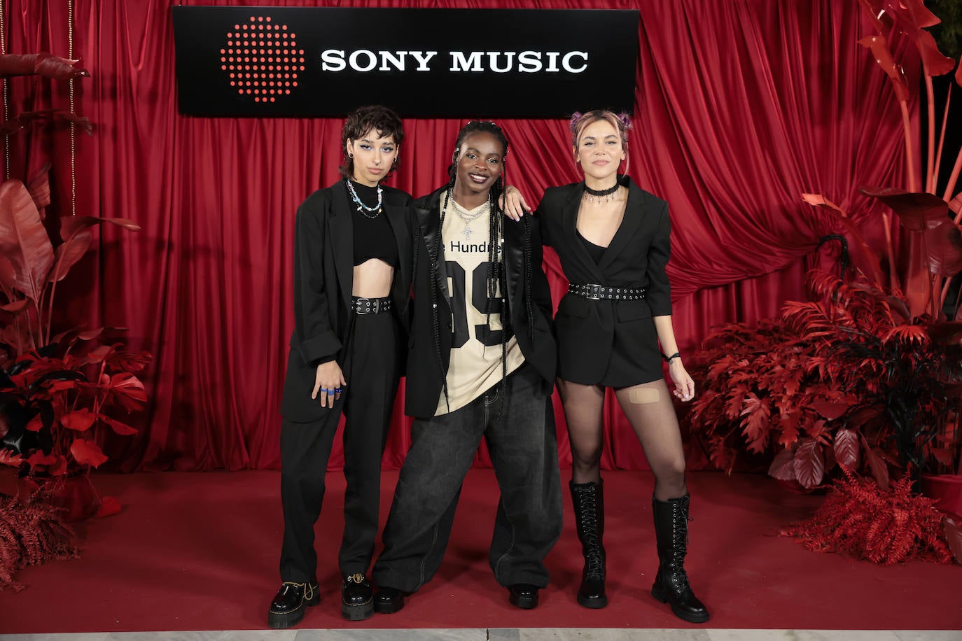 Alejandro Sanz, acompañado de amigos, celebra en Sevilla su incorporación a Sony