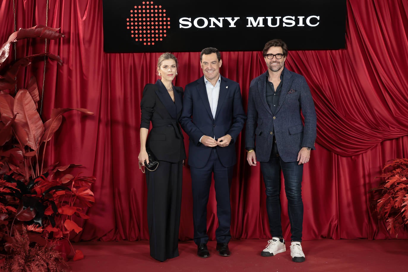 Juanma Moreno con su mujer, Manuela Villena, y Domingo Olivo de Miguel