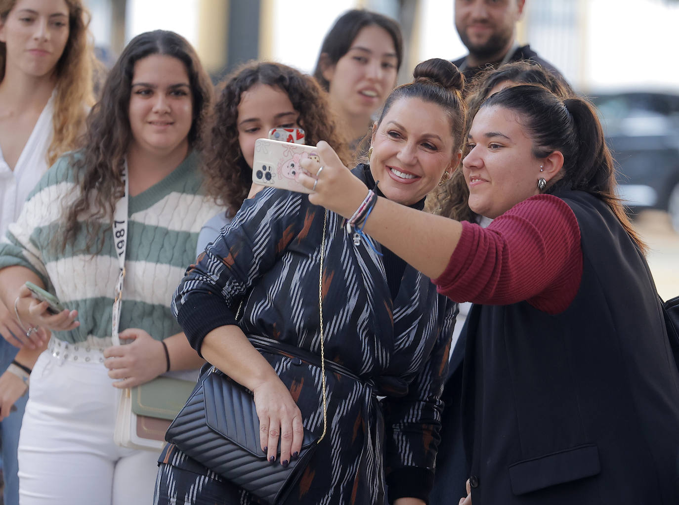 La cantautora Niña Pastori se fotografía con algunas fans antes de entrar al Real Alcázar de Sevilla