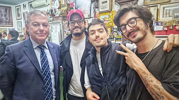 Tres de los integrantes de Morat, junto a José Luis Sanz