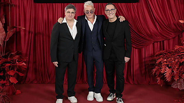 Alejandro Sanz con dos asistentes a la fiesta de Sony Music