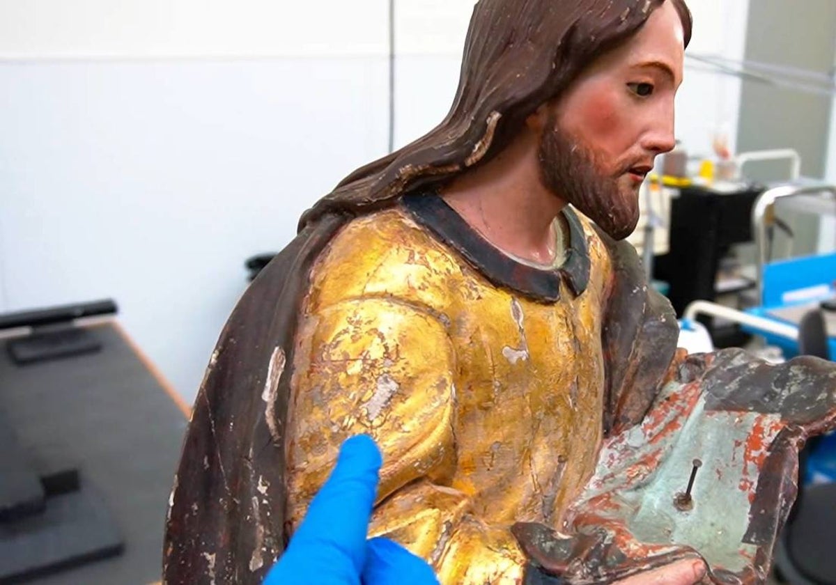 Trabajos de restauración sobre la escultura de San José con el Niño