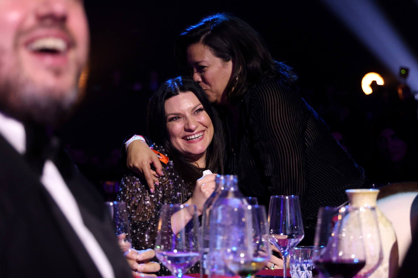 Laura Pausini recibe el premio a la Persona del Año en una gala en el Palacio de Congresos y Exposiciones de Sevilla