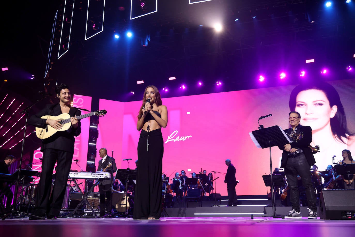 Laura Pausini recibe el premio a la Persona del Año en una gala en el Palacio de Congresos y Exposiciones de Sevilla