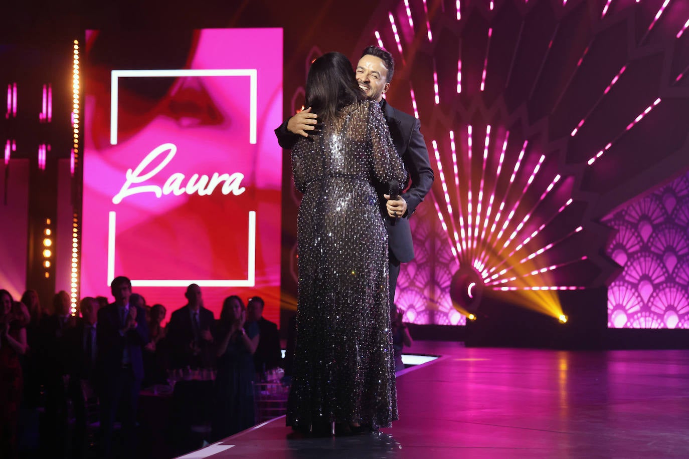 Laura Pausini recibe el premio a la Persona del Año en una gala en el Palacio de Congresos y Exposiciones de Sevilla