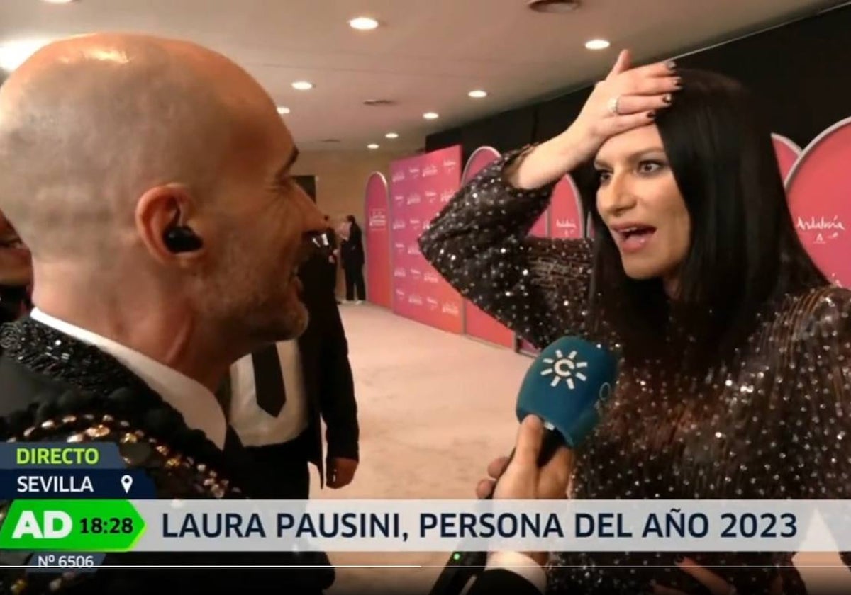 Laura Pausini ante el micrófono y la cámara de CanalSur