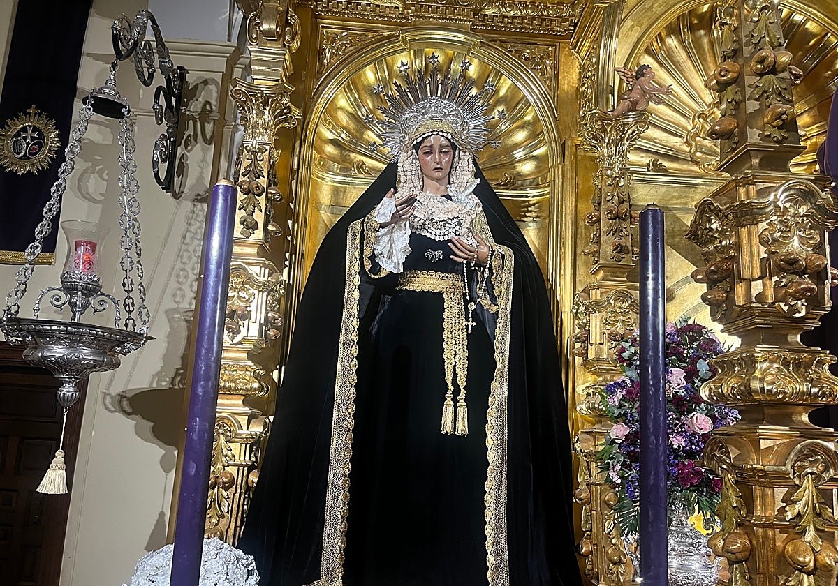 Imagen de la Virgen del Mayor Dolor y Traspaso en el Altar de su Capilla