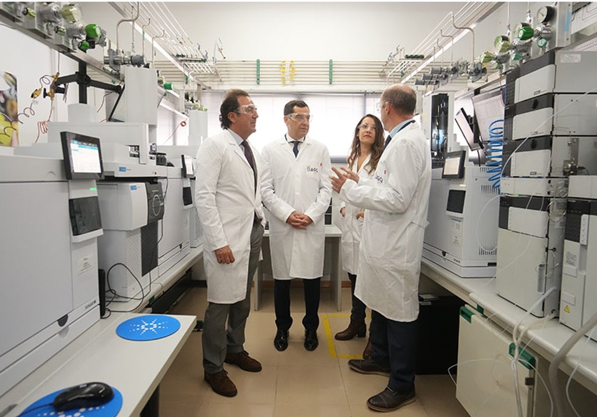 Juanma Moreno visita las instalaciones de AGQ junto a Estanislao Martínez