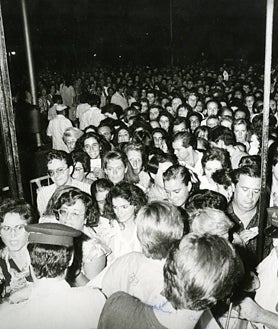 Imagen secundaria 2 - Los asistentes al concierto de Julio Iglesias en Sevilla en 1988