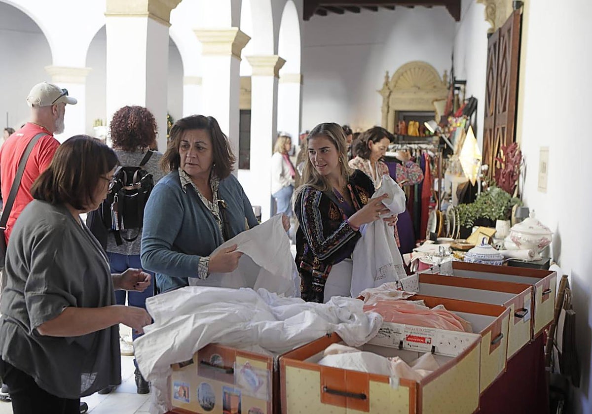 Mercado de Navidad de la asociación Nuevo Futuro Sevilla instalado en la Fundación Valentín de Madariaga