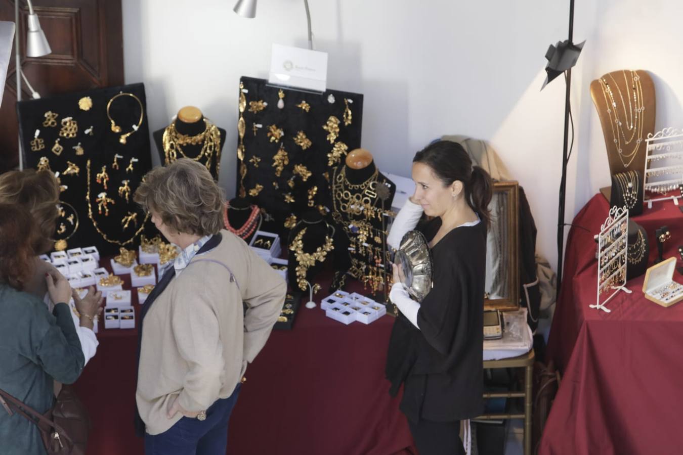 Mercado de Navidad de la asociación Nuevo Futuro Sevilla instalado en la Fundación Valentín de Madariaga