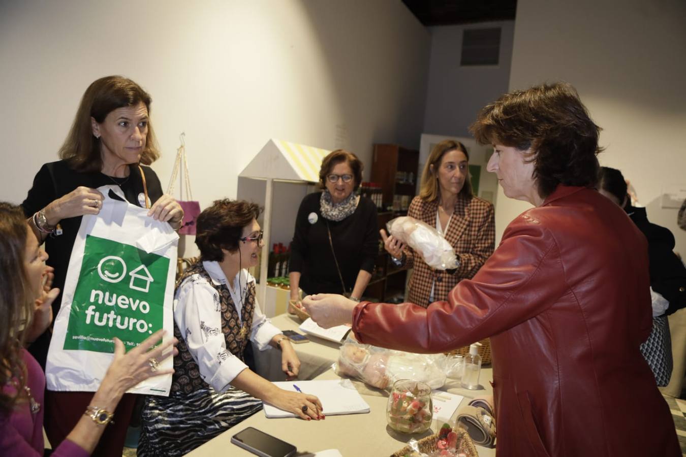 Mercado de Navidad de la asociación Nuevo Futuro Sevilla instalado en la Fundación Valentín de Madariaga