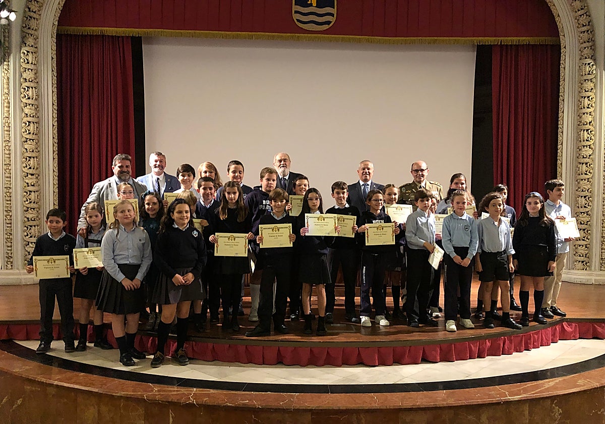 Los estudiantes galardonados subieron al escenario para recoger sus diplomas