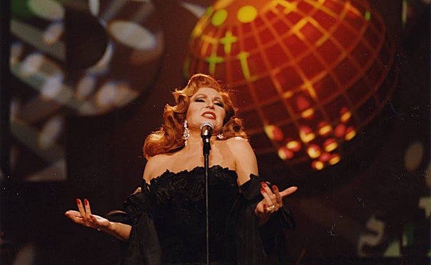 Rocío Jurado cantando en el espectáculo Azabache en la Expo 92