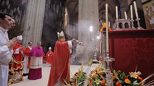 El cardenal Semeraro incensando las reliquias de los mártires