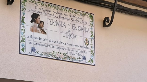 El azulejo conmemorativo se ha colocado a la altura del actual número 20 de la calle Nueva, casa natal de Fernanda y Bernarda