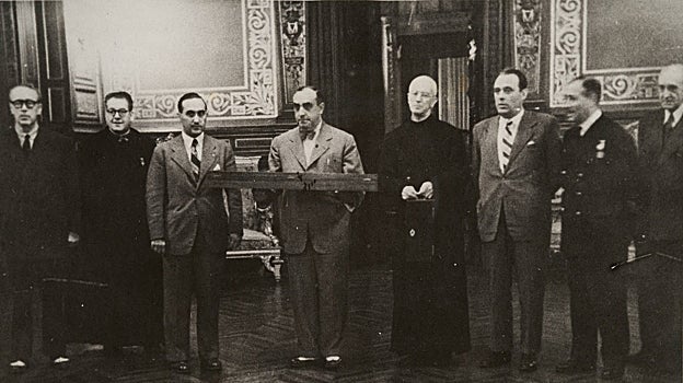Bilbao, 19/08/1948. VII Centenario de la Marina Española. En el salón del trono del a Diputación de Bilbao fueron recibidas por las autoridades las reliquias y la espada de San Fernando, que entregaron las autoridades sevillanas