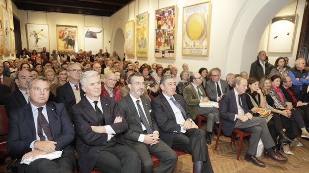 La cita se celebró en el salón de carteles de la Real Maestranza de Sevilla ante numeroso público