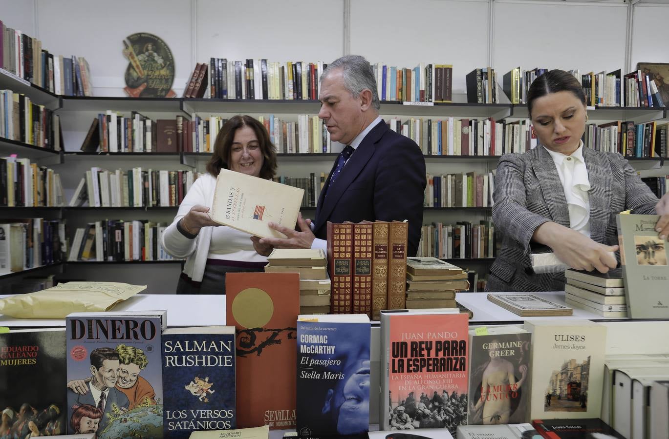 La feria del libro antiguo, en imágenes, en la Plaza Nueva de Sevilla