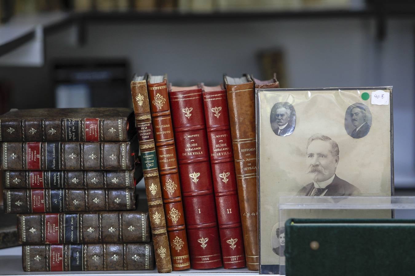 La feria del libro antiguo, en imágenes, en la Plaza Nueva de Sevilla