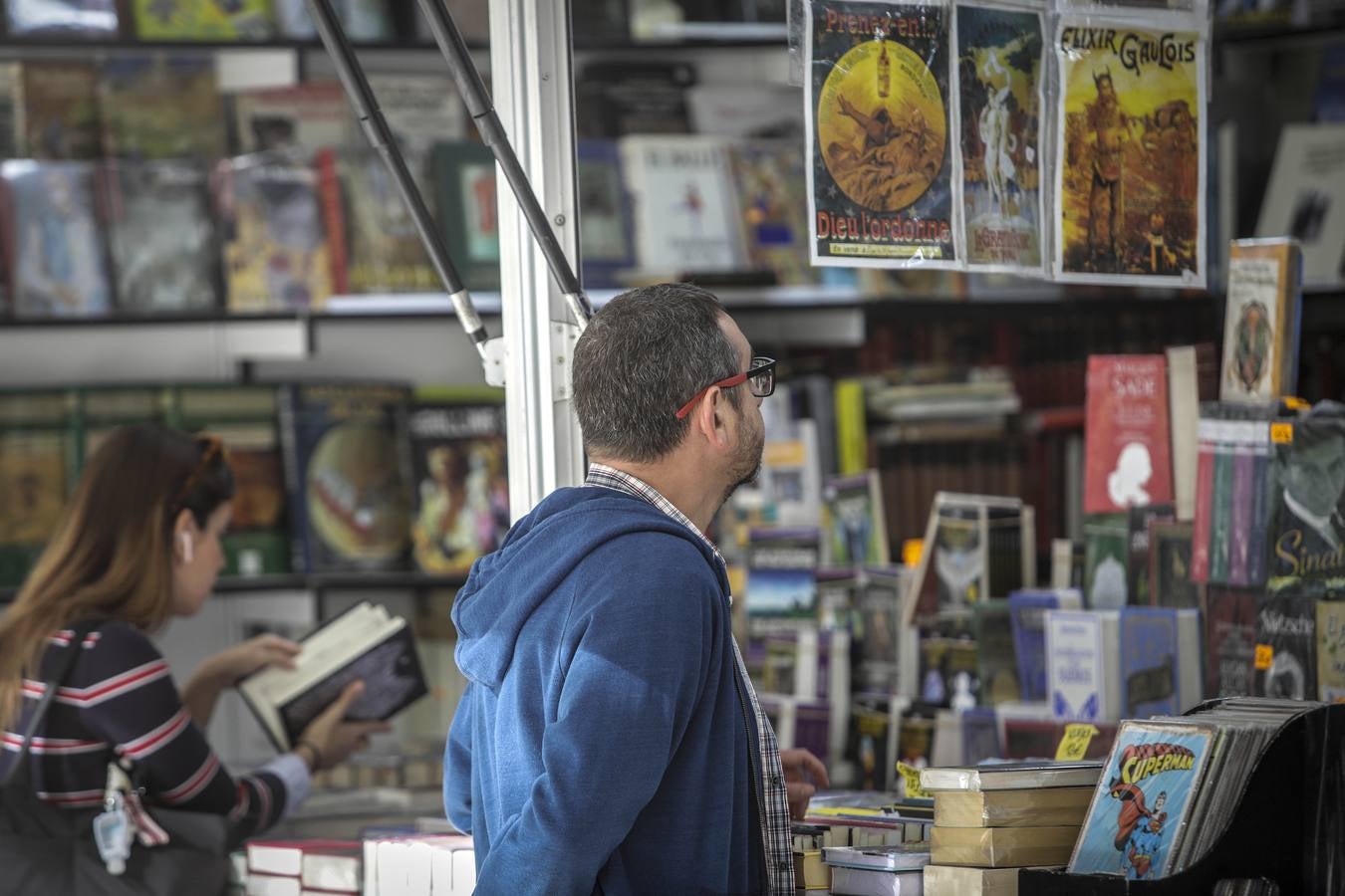 La feria del libro antiguo, en imágenes, en la Plaza Nueva de Sevilla