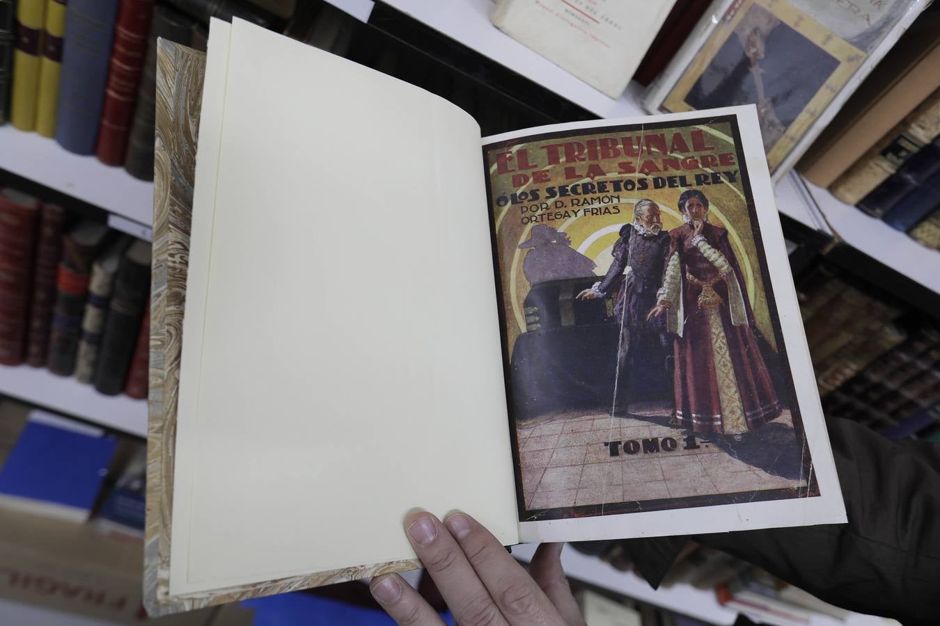 La feria del libro antiguo, en imágenes, en la Plaza Nueva de Sevilla