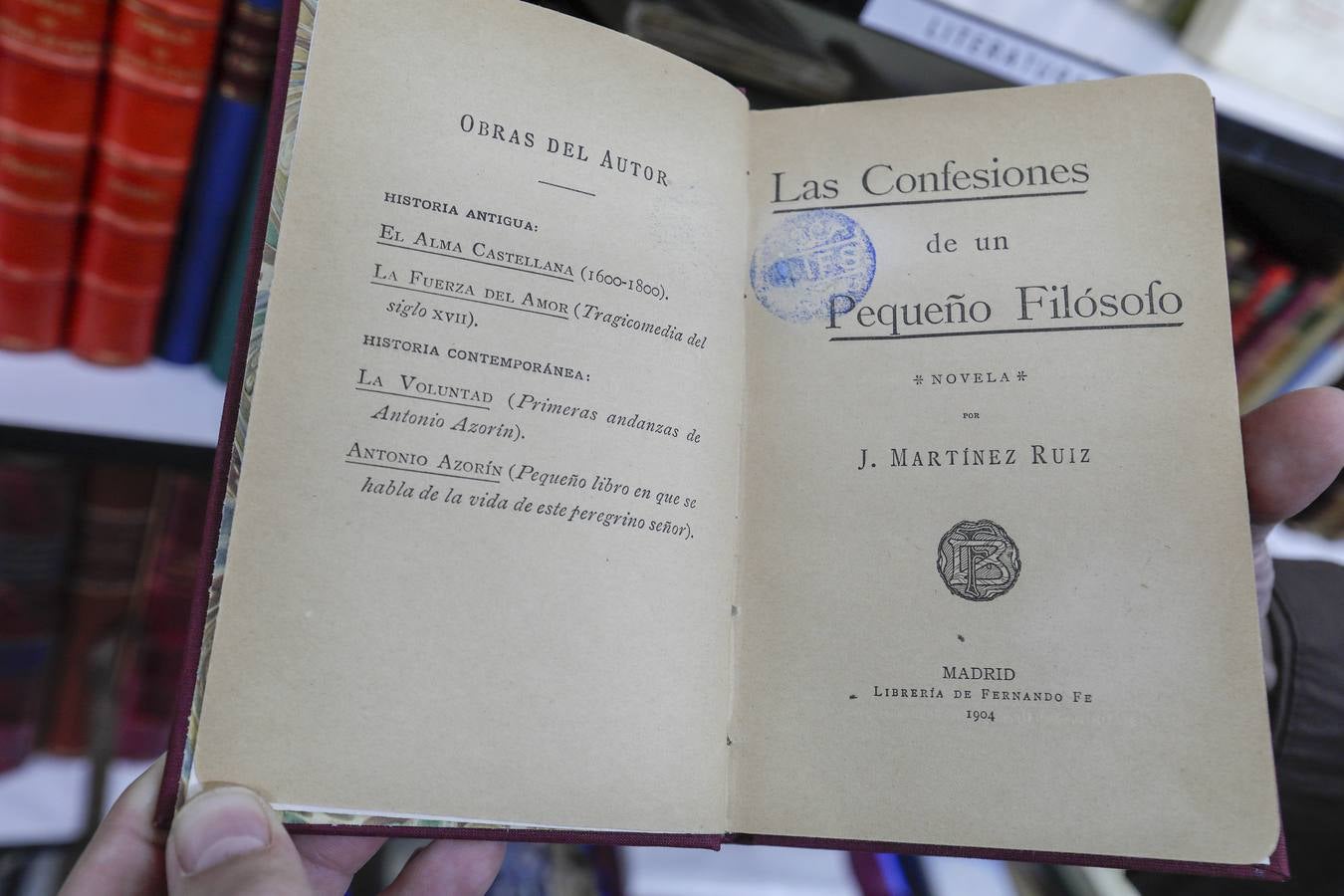 La feria del libro antiguo, en imágenes, en la Plaza Nueva de Sevilla