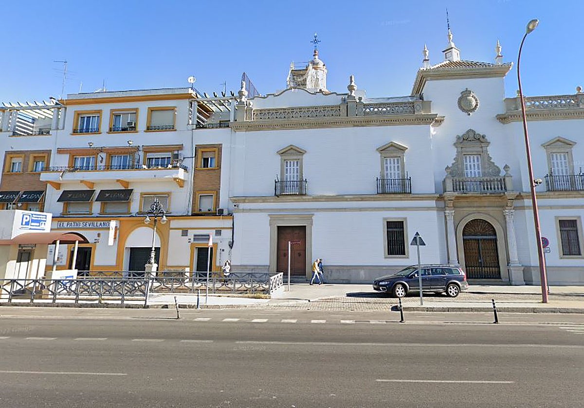 Edificio al lado de la Maestranza que se derribaría