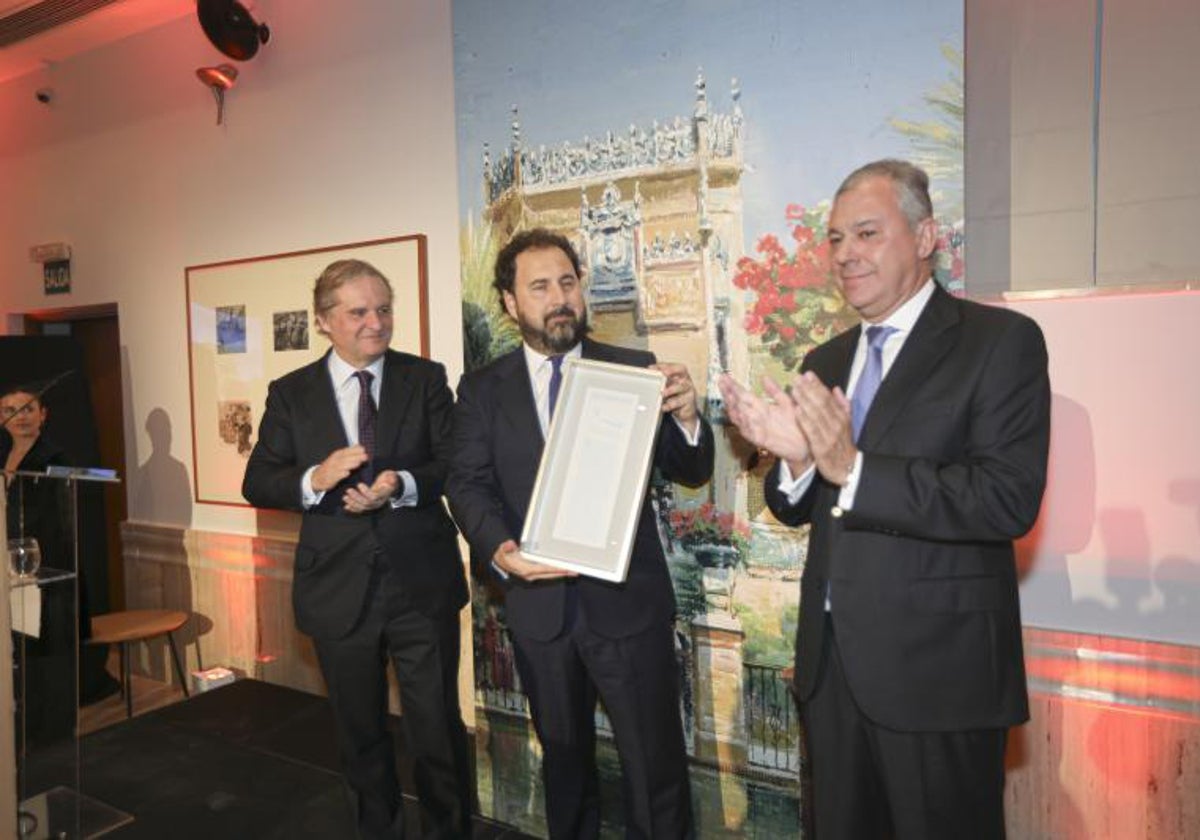 Ignacio Ybarra, José F. Peláez y José Luis Sanz, durante la entrega del XXIII Premio Romero Murube