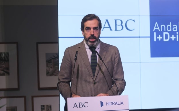 Luis Montoto ha moderado el acto de presentación de la revista,