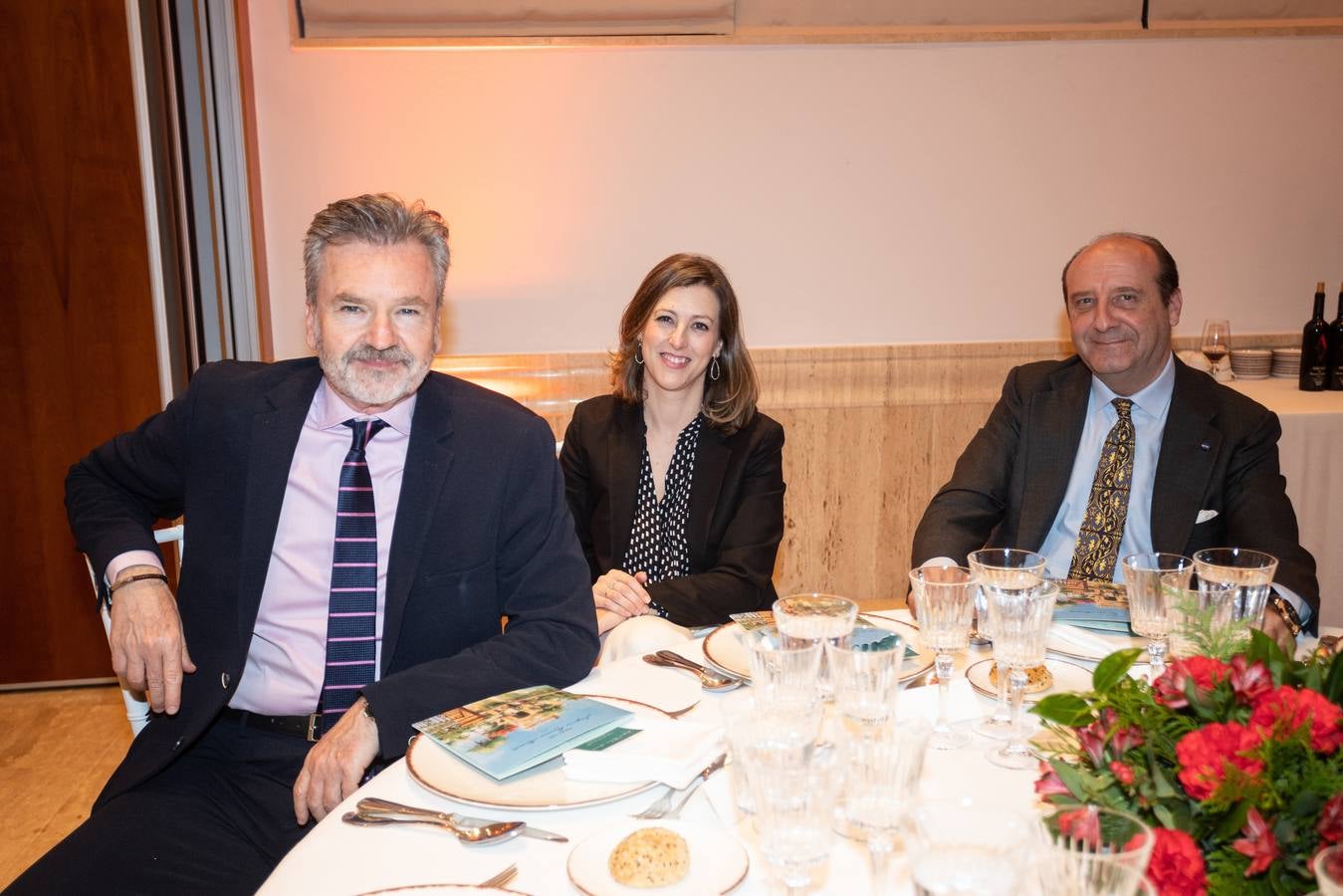 Domi del Postigo, presidente del Consejo Audiovisual de Andalucía, Elena Martos, jefa de sección de ABC de Sevilla, y Joaquín Moeckel, abogado