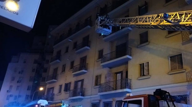 Los Bomberos accediendo a las viviendas afectadas