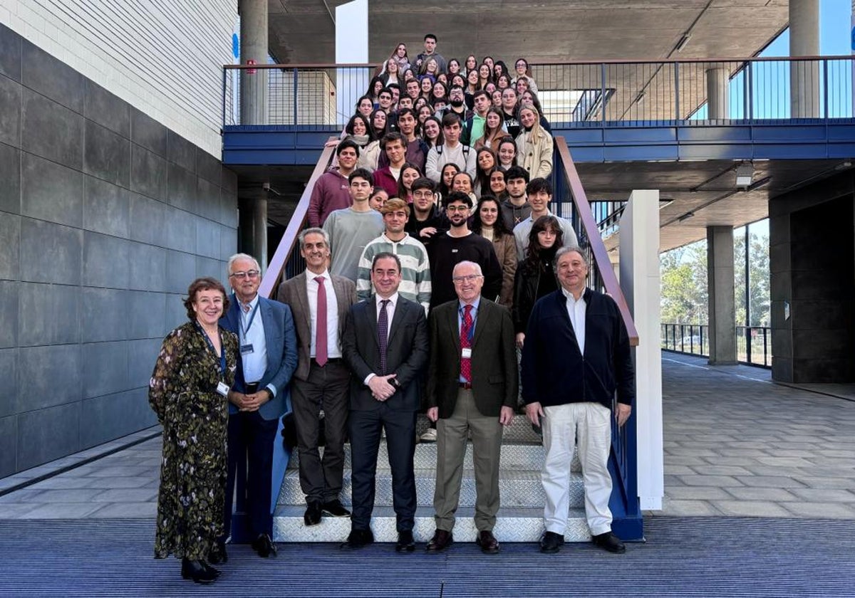 Los nuevos estudiantes con el rector y el decano y vicedena de Medicina