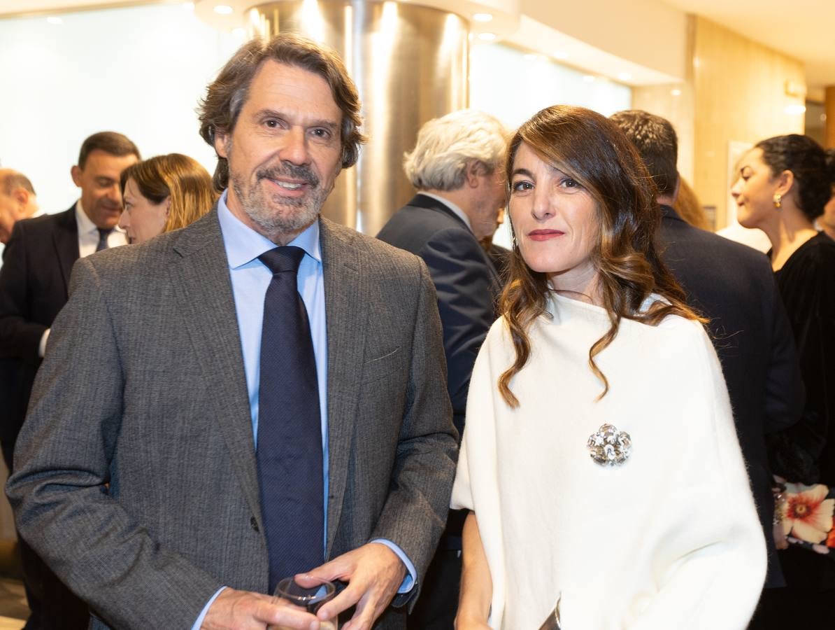 Teodoro León Gross, columnista de ABC de Sevilla, y Marta Olea, directora de Comunicación Social de la Junta de Andalucía