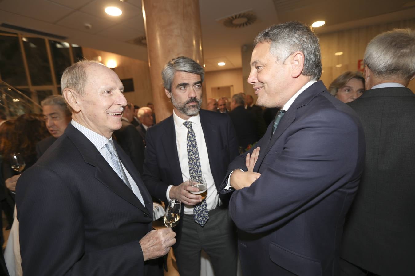 Adolfo Ladrón de Guevara, consejero de ABC de Sevilla, Luis Enríquez, consejero delegado de Vocento, y Alberto García Reyes, director de ABC de Sevilla