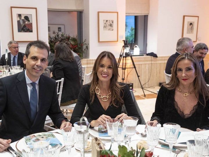 Rafael Alcaide, director territorial de Vodafone, Zoila Borrego, directora comercial de ABC Andalucía, y María José Aguilar